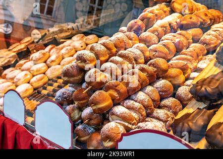 Berühmte und köstliche gebratene Kraphens am Stand auf dem traditionellen Weihnachtsmarkt in Wien, Österreich. Stockfoto