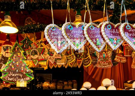 Herzförmige traditionelle Lebkuchenkekse auf dem berühmten Weihnachtsmarkt in Wien, Österreich, zum Verkauf. Stockfoto