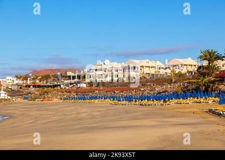 PLAYA BLANCA, SPANIEN-MÄRZ 29: Geschäfte, Strand und Restaurants an der Strandpromenade. Lanzarote ist ein bevorzugtes Winterziel für Europäer, auf Ma Stockfoto