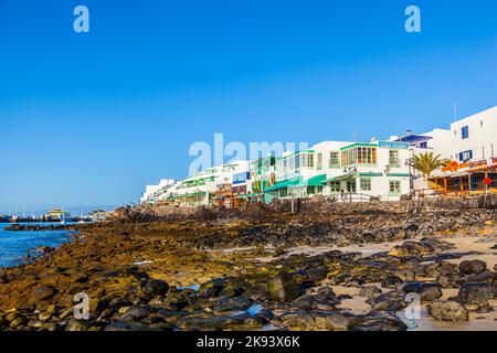 Playa Blanca, Spanien - 29. März 2013: Geschäfte, Strand und Restaurants an der Strandpromenade. Lanzarote ist ein bevorzugtes Winterziel für Europa Stockfoto