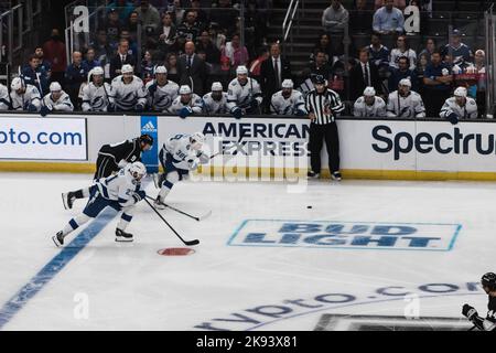 Los Angeles, Kalifornien, USA. 25. Oktober 2022. BRANDON HAGEL und BRAYDEN POINT der NHL Tampa Bay Lightning Rennen für den Puck gegen ADRIAN KEMPE der Los Angeles Kings in der Crypto.com Arena in Los Angeles, Kalifornien am 25. Oktober 2022 (Bildaufnahme: © Alex Cave/ZUMA Press Wire) Stockfoto