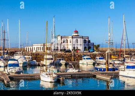 Playa Blanca, Spanien - 29. März 2013: Boote liegen im Hafen Marina Rubicon in Playa Blanca, Spanien. Die Marina wurde 2003 eröffnet und bietet 500 Liegeplätze Stockfoto