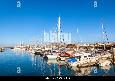 Playa Blanca, Spanien - 29. März 2013: Boote liegen im Hafen Marina Rubicon in Playa Blanca, Spanien. Die Marina wurde 2003 eröffnet und bietet 500 Liegeplätze Stockfoto