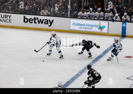 Los Angeles, Kalifornien, USA. 25. Oktober 2022. ADRIAN KEMPE von den NHL-Kings in Los Angeles kämpft am 25. Oktober 2022 in der Crypto.com Arena in Los Angeles, Kalifornien, um den Puck gegen VICTOR HEDMAN vom Tampa Bay Lightning (Foto: © Alex Cave/ZUMA Press Wire) Stockfoto