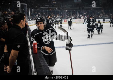 Los Angeles, Kalifornien, USA. 25. Oktober 2022. BLAKE LIZOTTE von den NHL-Kings aus Los Angeles chattet mit einem Trainer vor einem Spiel gegen den Tampa Bay Lightning in der Crypto.com Arena in Los Angeles, Kalifornien, am 25. Oktober 2022 (Bildnachweis: © Alex Cave/ZUMA Press Wire) Stockfoto