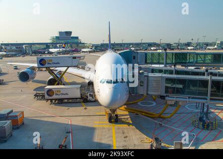 FRANKFURT, DEUTSCHLAND - 7. JULI: LH440 nach Houston ist am 7,2013. Juli in Frankfurt, Deutschland, zum Boarding bereit. Auf dieser Strecke betreibt die Lufthansa Flags Stockfoto