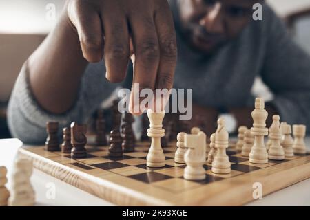 Ich mache große Züge. Ein Geschäftsmann, der ein Schachspiel spielt. Stockfoto
