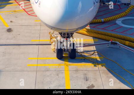 FRANKFURT, DEUTSCHLAND - 7. JULI: LH440 nach Houston ist am 7,2013. Juli in Frankfurt, Deutschland, zum Boarding bereit. Auf dieser Strecke betreibt die Lufthansa Flags Stockfoto