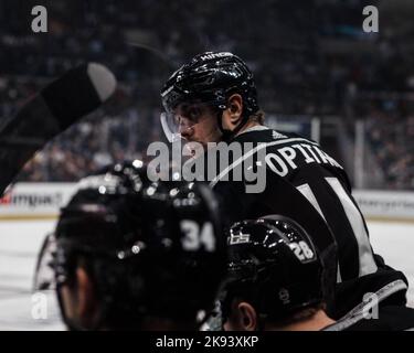 Los Angeles, Kalifornien, USA. 25. Oktober 2022. ANZE KOPITAR von den NHL-Kings aus Los Angeles starrt intensiv während eines Spiels gegen den Tampa Bay Lightning in der Crypto.com Arena in Los Angeles, Kalifornien, am 25. Oktober 2022 (Bildnachweis: © Alex Cave/ZUMA Press Wire) Stockfoto