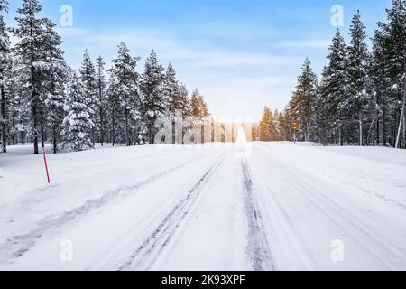 Verschneite Straßenlandschaft in Finnland. Stockfoto