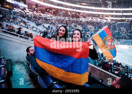 Los Angeles, Kalifornien, USA. 25. Oktober 2022. Fans der Los Angeles Kings feiern die armenische Heritage Night während eines Eishockeyspiels in der Crypto.com Arena in Los Angeles, Kalifornien, am 25. Oktober 2022 (Bildquelle: © Alex Cave/ZUMA Press Wire) Stockfoto