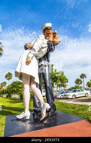 SARASOTA, USA - JULI 25: Statue bedingungslose Kapitulation von Seward Johnson aus dem Jahr 2006 zeigt einen Matrosen und eine Krankenschwester, die sich auf dem Times Square nach Proclamati küssen Stockfoto