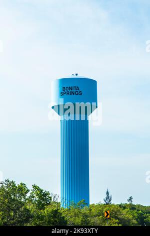 BONITA SPRINGS, USA - JULI 27: Blau lackierter Wasserturm am 27,2013. Juni in Bonita Springs, USA. . Erbaut im Jahr 1982, Sky, steht der Wasserturm bei 156 fe Stockfoto