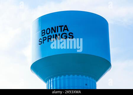 BONITA SPRINGS, USA - JULI 27: Blau lackierter Wasserturm am 27,2013. Juni in Bonita Springs, USA. . Erbaut im Jahr 1982, Sky, steht der Wasserturm bei 156 fe Stockfoto