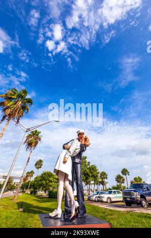 SARASOTA, USA - JULI 25: Statue bedingungslose Kapitulation von Seward Johnson aus dem Jahr 2006 zeigt einen Matrosen und eine Krankenschwester, die sich auf dem Times Square nach Proclamati küssen Stockfoto