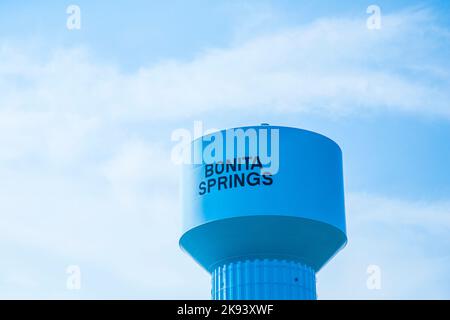 BONITA SPRINGS, USA - JULI 27: Blau lackierter Wasserturm am 27,2013. Juni in Bonita Springs, USA. . Erbaut im Jahr 1982, Sky, steht der Wasserturm bei 156 fe Stockfoto