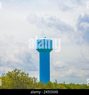 BONITA SPRINGS, USA - JULI 27: Blau lackierter Wasserturm am 27,2013. Juni in Bonita Springs, USA. . Erbaut im Jahr 1982, Sky, steht der Wasserturm bei 156 fe Stockfoto