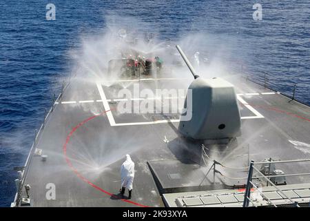 Südchinesisches Meer. 24. September 2022. Matrosen nehmen an einer Gegenmasseabwaschung auf dem Fossil an Bord des Lenkflugkörper-Zerstörers USS Higgins (DDG 76) der Arleigh Burke-Klasse Teil, während sie Routineoperationen im Südchinesischen Meer am 24. September durchführen. Higgins wird Commander, Task Force 71/Destroyer Squadron (DESRON) 15, dem größten vorwärtseingesetzten DESRON von Navys und der wichtigsten Oberflächenkraft der US-Flotte von 7. zugewiesen. Quelle: U.S. Navy/ZUMA Press Wire Service/ZUMAPRESS.com/Alamy Live News Stockfoto