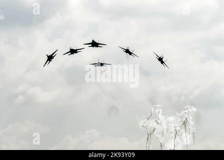 Team Arbeit der russischen Kampfflugzeuge SU-27 Ritter Stockfoto