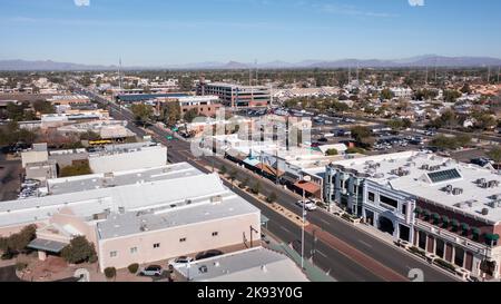 Gilbert, Arizona, USA - 4. Januar 2022: Sonnenlicht scheint auf die historische Innenstadt von Gilbert. Stockfoto