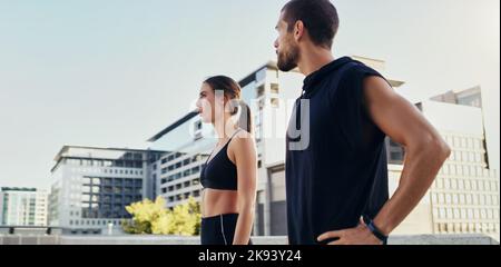 Wissen Sie, was Sie wollen und gehen Sie es. Ein junges Paar gehen für ein Training zusammen in der Stadt. Stockfoto