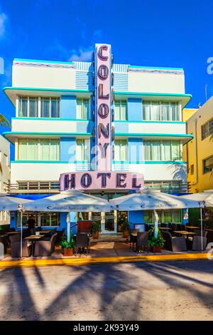 MIAMI - AUGUST 5: Das Colony Hotel liegt am 736 Ocean Drive und wurde in den 1930er Jahren erbaut. Es ist das am meisten fotografierte Hotel in South Beach 5. August 2013 in Stockfoto