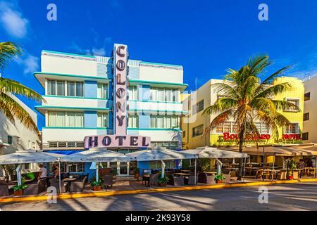 MIAMI - AUGUST 5: Das Colony Hotel liegt am 736 Ocean Drive und wurde in den 1930er Jahren erbaut. Es ist das am meisten fotografierte Hotel in South Beach 5. August 2013 in Stockfoto