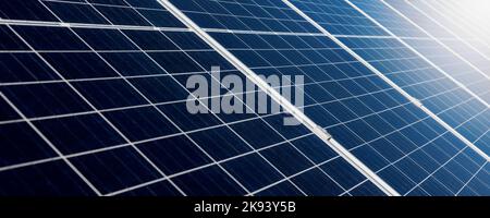 Solarpaneele aus der Nähe. Erneuerbare Energie. Banner Stockfoto