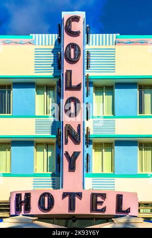 MIAMI - AUGUST 5: Das Colony Hotel liegt am 736 Ocean Drive und wurde in den 1930er Jahren erbaut. Es ist das am meisten fotografierte Hotel in South Beach 5. August 2013 in Stockfoto