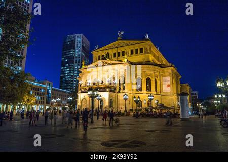 FRANKFURT - SEP 5: Alte Oper in der Nacht am 5. September 2013 in Frankfurt, Deutschland. Die Alte Oper ist ein Konzertsaal, der im Jahr 1970s auf dem Gelände von und wieder erbaut wurde Stockfoto