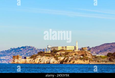 SAN FRANCISCO, CA - 9. DEZEMBER: Blick auf die Insel Alcatraz am 9. Dezember 2013. Alcatraz ist am besten als eines der legendärsten Gefängnisse der Welt bekannt. Stockfoto