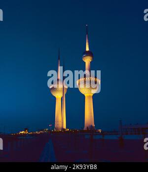 KUWAIT-STADT, KUWAIT - JULI 1: Die Kuwait Towers wurden am 26. Februar 1977 offiziell eingeweiht und gelten als Wahrzeichen und Symbol des modernen Kuwait Stockfoto