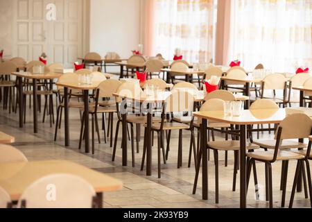 Cafeteria oder Kantine innen. Schulcafeteria. Fabrikkantine mit Stühlen und Tischen, niemand. Moderne Cafeteria-Innenausstattung. Saubere Kantine im modernen sc Stockfoto