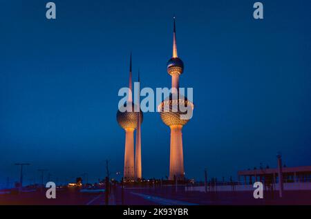 KUWAIT-STADT, KUWAIT - JULI 1: Die Kuwait Towers wurden am 26. Februar 1977 offiziell eingeweiht und gelten als Wahrzeichen und Symbol des modernen Kuwait Stockfoto