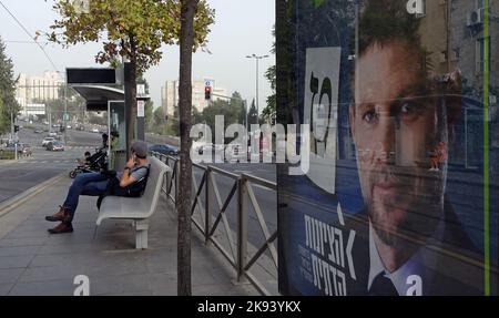 Ein Wahlkampfplakat für die rechtsextreme religiöse Zionisten-Partei (HaZionut HaDatit), auf dem ihr Anführer Bezalel Smotrich abgebildet ist, wird am 25. Oktober 2022 in Jerusalem, Israel, im Stadtteil Beit HaKerem ausgestellt. Öffentliche Meinungsumfragen zeigen deutliche Unterstützung für die religiöse Zionismus-Partei, die vor den Parlamentswahlen im November 1 mit der rechtsextremen Jewish Power zusammenläuft Stockfoto