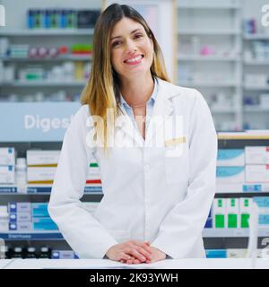 Sie können sagen, dass shes mitfühlend und fürsorglich. Eine Apothekerin, die in einer Apotheke arbeitet. Stockfoto