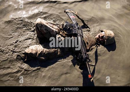 Marine Corps Recruit Depot San D, Kalifornien, USA. 17. Oktober 2022. Der Rekrut des US-Marine Corps, Aryan Kahn, ein Rekrut der Delta Company, 1. Rekrut Training Bataillon, kriecht während des Crucible im kalifornischen Camp Pendleton zurück. Das Crucible ist ein 54-stündiges Ereignis, das aus geistig und körperlich anspruchsvollen Herausforderungen mit begrenztem Schlaf- und Nahrungsangebot besteht. Quelle: U.S. Marines/ZUMA Press Wire Service/ZUMAPRESS.com/Alamy Live News Stockfoto