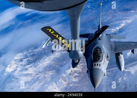 Luftwaffenstützpunkt Eielson, Alaska, USA. 20. Oktober 2022. Eine F-16 Kampffähige Falcon der US-Luftwaffe bewegt sich während DER ROTEN FLAGGE Alaska 23-1 auf der Eielson Air Force Base, Alaska, 20. Oktober 2022, in Position, um Treibstoff vom 168. Air Betanking Wing KC-135 Stratotanker zu erhalten. RF-A ist ein zweiwöchiges fortgeschrittenes Luftkampftraining, das darauf abzielt, Militärpiloten und anderen Flugbesatzungsmitgliedern aus den USA und verbündeten Ländern realistische Luftkampftrainings zu bieten. Quelle: U.S. Air Force/ZUMA Press Wire Service/ZUMAPRESS.com/Alamy Live News Stockfoto