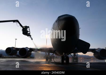 11. Oktober 2022 - Joint Base Elmendorf-Richardson, Alaska, USA - U.S. Air Force Staff Sgt. Justin Stromhmeyer Bosso, ein Leiter der KC-135 Stratotanker-Crew, der dem 22. Air Maintenance Squadron der McConnell Air Force Base, Kansas, zugewiesen wurde, entstellt einen KC-135 Stratotanker während DER ROTEN FLAGGE von Alaska 23-1 auf der Joint Base Elmendorf-Richardson, Alaska, 11. Oktober 2022. Der Indo-Pazifik hat für die USA und das US-Verteidigungsministerium höchste Priorität; Übungen wie RF-A zeigen die Verpflichtung, sicherzustellen, dass die US-Streitkräfte in der Lage und bereit sind, sich den sich entwickelnden Herausforderungen in der Region zu stellen (Foto: © U.S. Air Force/ZUMA Press Wire Service/ZU Stockfoto