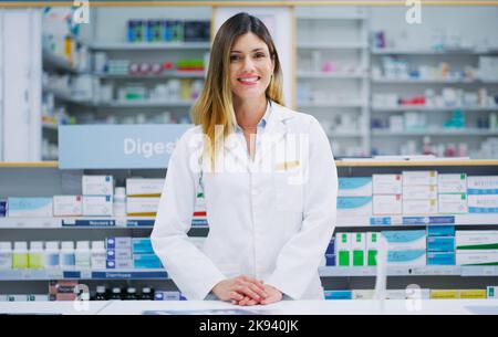 Ich liebe es, Apothekerin zu sein, wegen des Lebens, das ich berührt habe. Eine Apothekerin, die in einer Apotheke arbeitet. Stockfoto