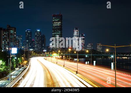Seoul, Yeouido, Korea, Nachtansicht des Olympic Boulevard Stockfoto