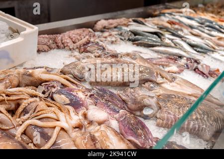 Bunte Auswahl an Meeresfrüchten auf dem Fischmarkt in Rhodos, Griechenland. Hochwertige Fotos Stockfoto