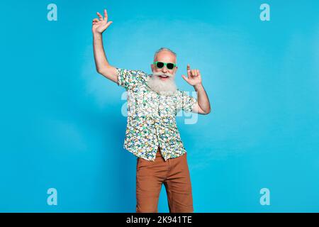 Foto von alten älteren grauen bärtigen Mann Macho feiern Tanzveranstaltung nach Party Diskothek Lächeln entspannen Sommer isoliert auf blauem Hintergrund Stockfoto