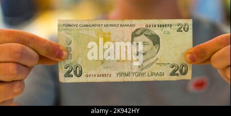 13.10.2022. Türkei. Nahaufnahme der Finger, die die Rückseite der 20 türkischen Lira-Banknote halten. Hochwertige Fotos Stockfoto