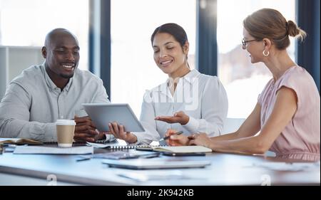 Geschäftstreffen, Teamvielfalt und Tablet-PCs bei der Zusammenarbeit von Mitarbeitern im Büro, die einen Vertriebsplan, eine Vision und eine Strategie besprechen. Führung, Unternehmen Stockfoto