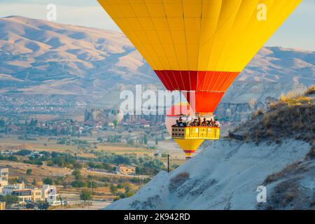 13.10.2022. Kappadokien, Türkei. Spektakuläre Sicht auf zwei gelbe Luftballons, die über der prächtigen Kappadokien fliegen. Hochwertige Fotos Stockfoto