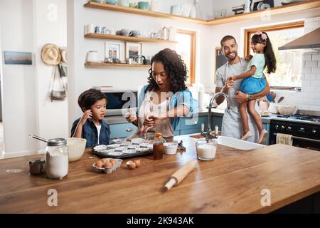 Eine junge Familie verbringt viel Zeit zusammen in der Küche zu Hause. Stockfoto