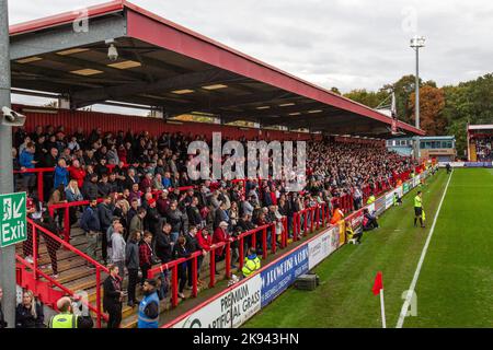 Fußballfans stehen auf der East Terrace, dem Lamex Stadium, um ein Spiel zu sehen. Heimstadion des Stevenage Football Club Stockfoto