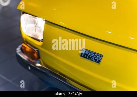 10.20.2022 Warschau, Polen. Extreme Nahaufnahme der Front des polnischen Fiat 126p - Fiat Typ 126. Schönes klassisches gelbes Auto mit eingeschaltetem Licht. Autofanatiker und Sammler. Hochwertige Fotos Stockfoto