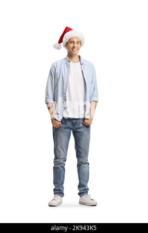 Lässiger junger Mann, der einen weihnachtsmann-Hut auf weißem Hintergrund trägt Stockfoto
